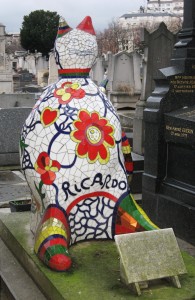 L'entretien de cette sépulture au cimetière de Montparnasse (Paris) est négligé montre des signes de fatigue