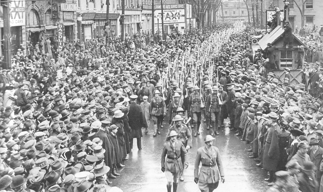 En 1918, l’Armistice est souligné par un défilé des soldats du Royal Montreal Regiment.  Photo : Canada Wide